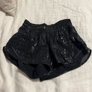 Women’s Lululemon 2.5” Hotty Hot Low-Rise Lined Shorts - Size 2 - Like New